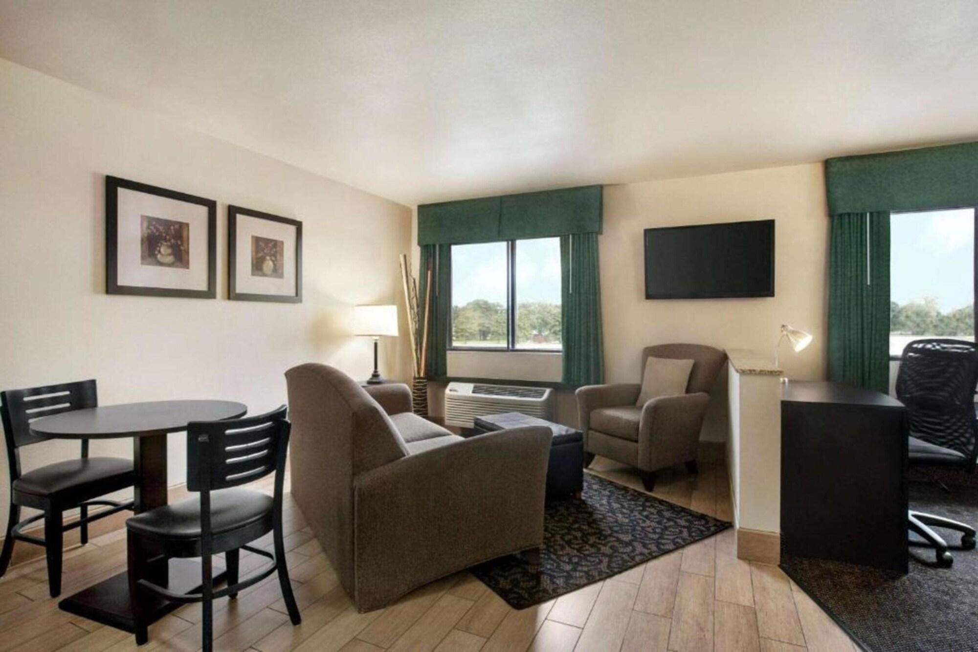 Travelodge By Wyndham Livonia Buitenkant foto