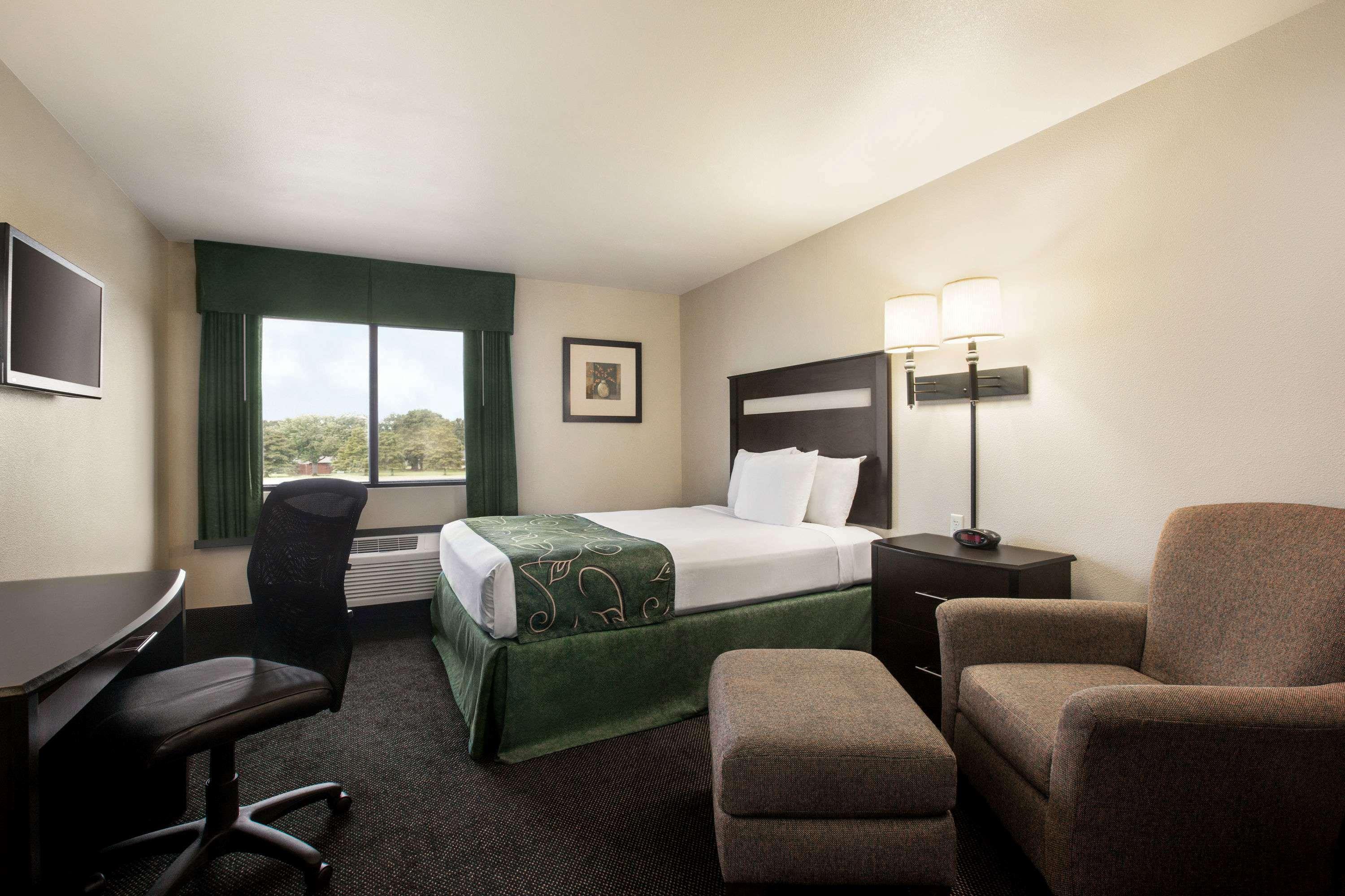 Travelodge By Wyndham Livonia Buitenkant foto