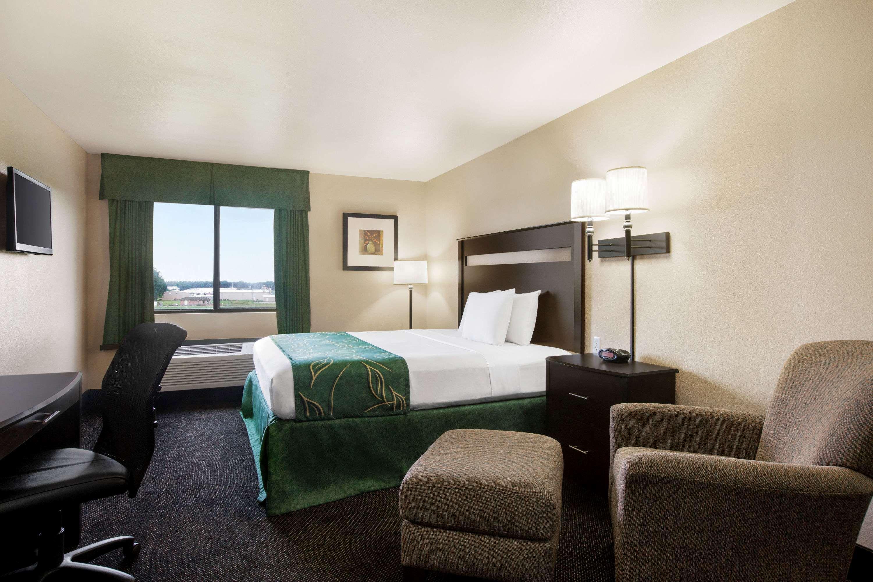 Travelodge By Wyndham Livonia Buitenkant foto