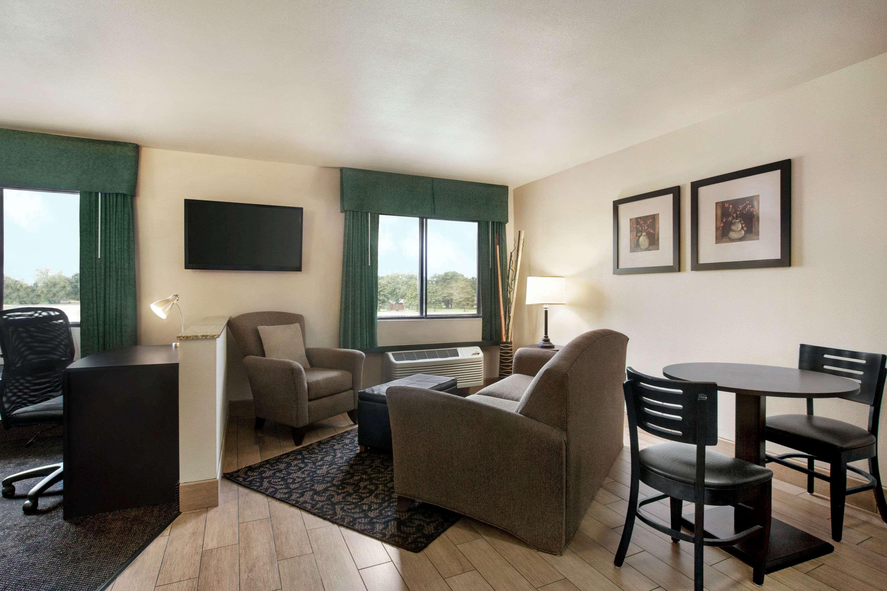 Travelodge By Wyndham Livonia Buitenkant foto