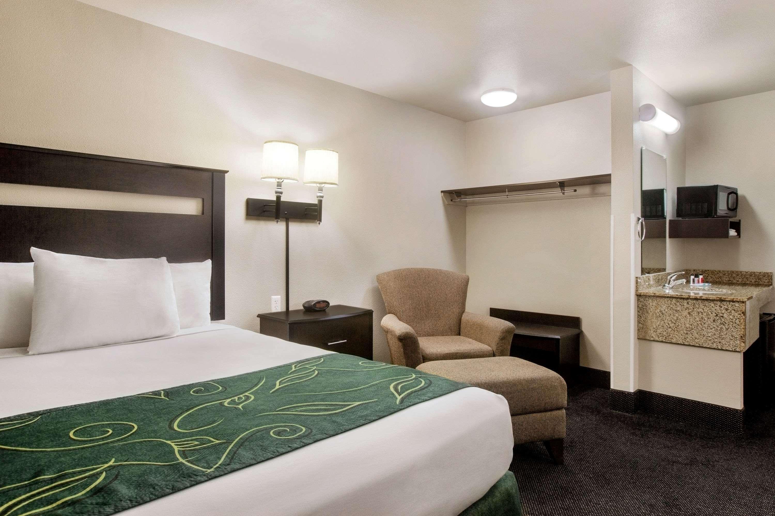 Travelodge By Wyndham Livonia Buitenkant foto