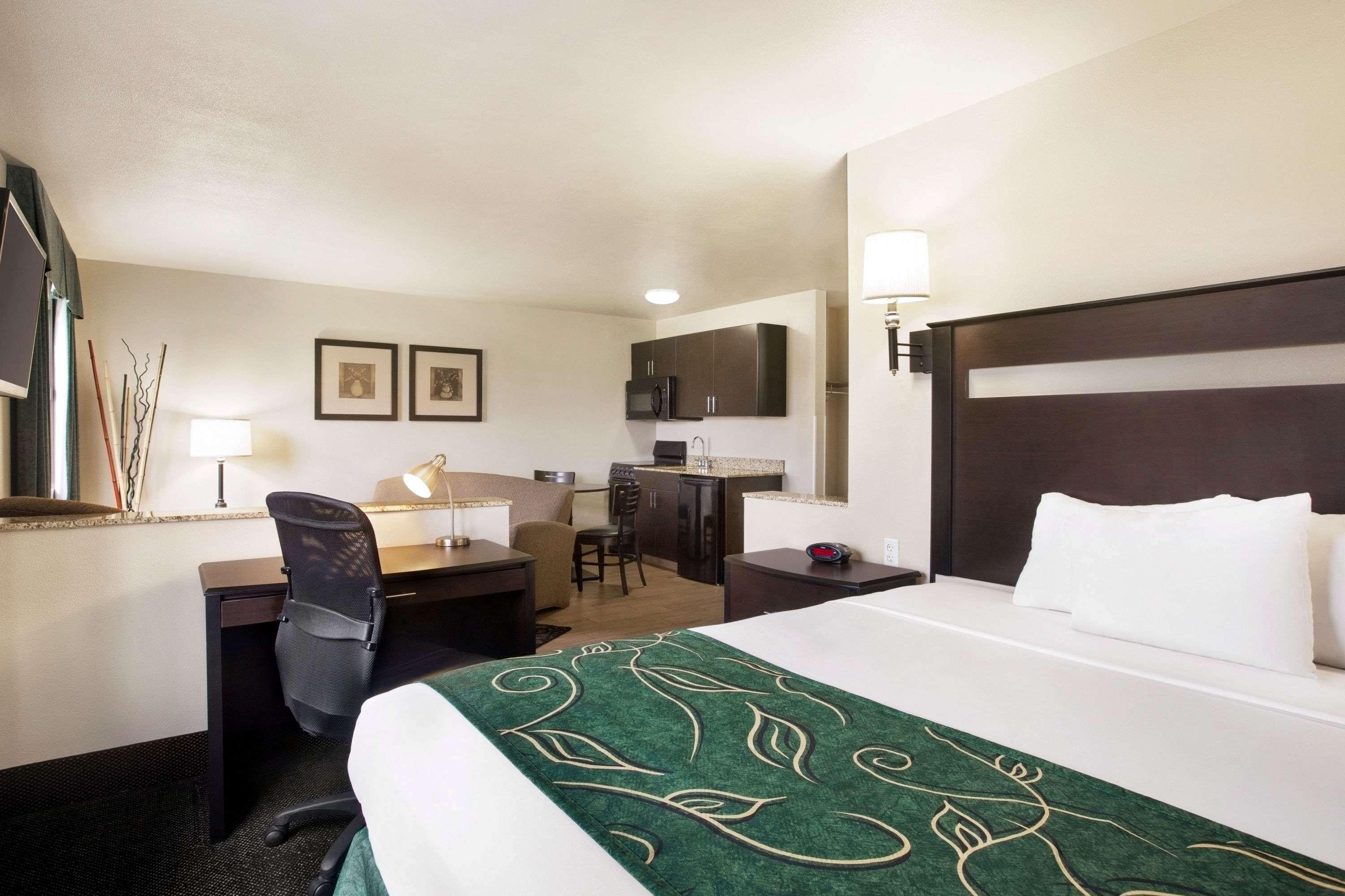 Travelodge By Wyndham Livonia Buitenkant foto