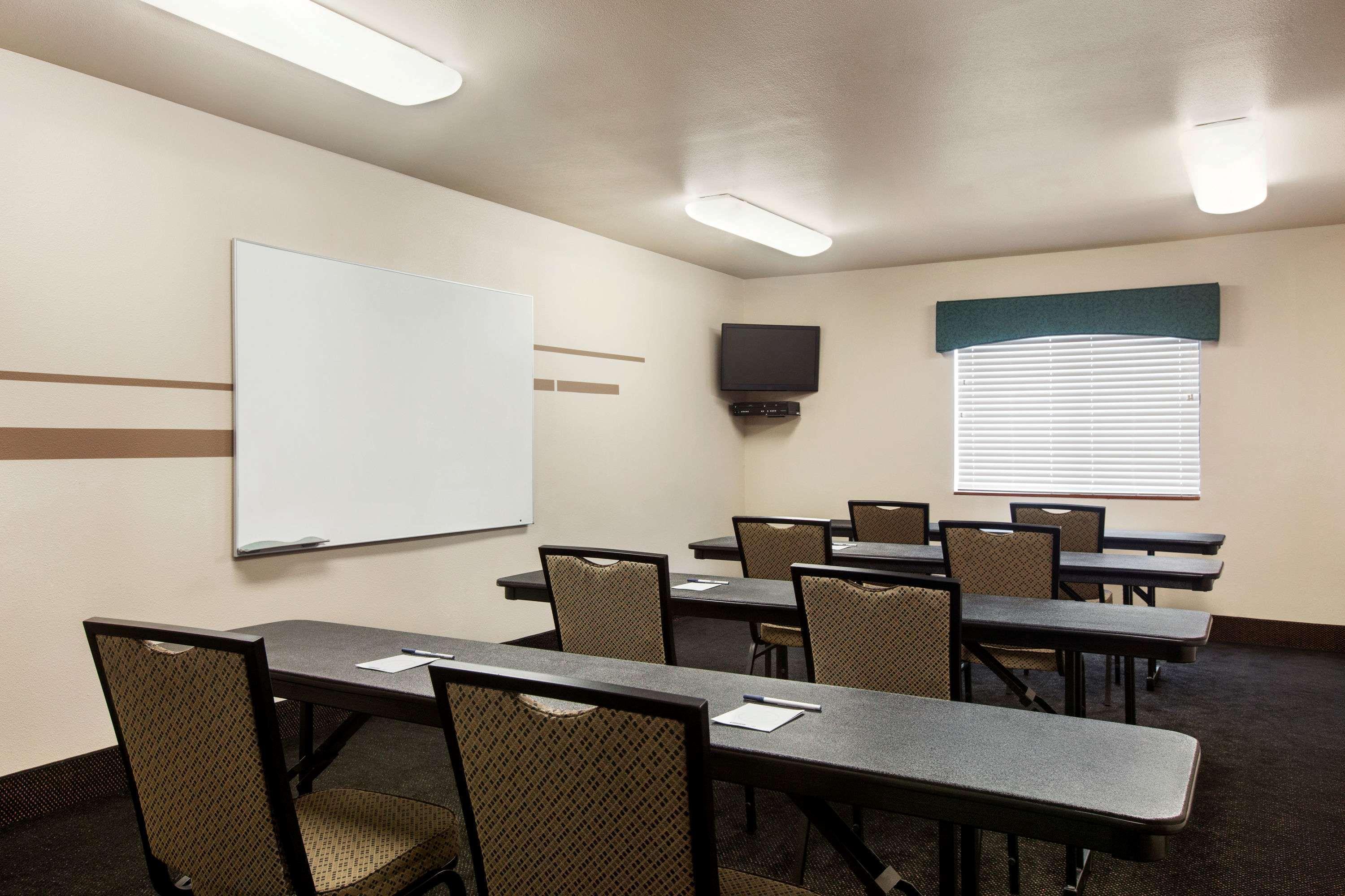 Travelodge By Wyndham Livonia Buitenkant foto