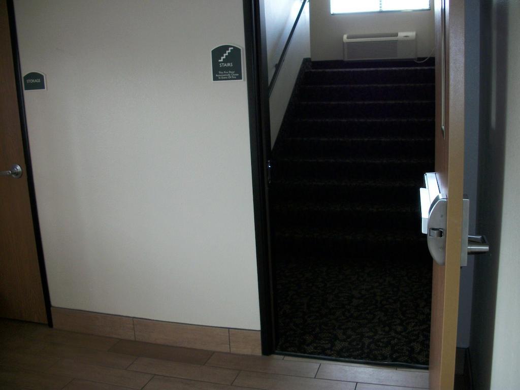 Travelodge By Wyndham Livonia Buitenkant foto