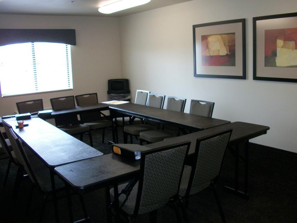 Travelodge By Wyndham Livonia Buitenkant foto