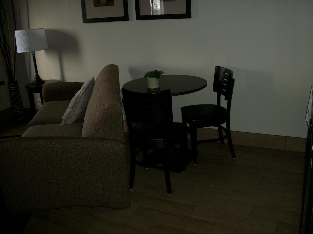 Travelodge By Wyndham Livonia Buitenkant foto