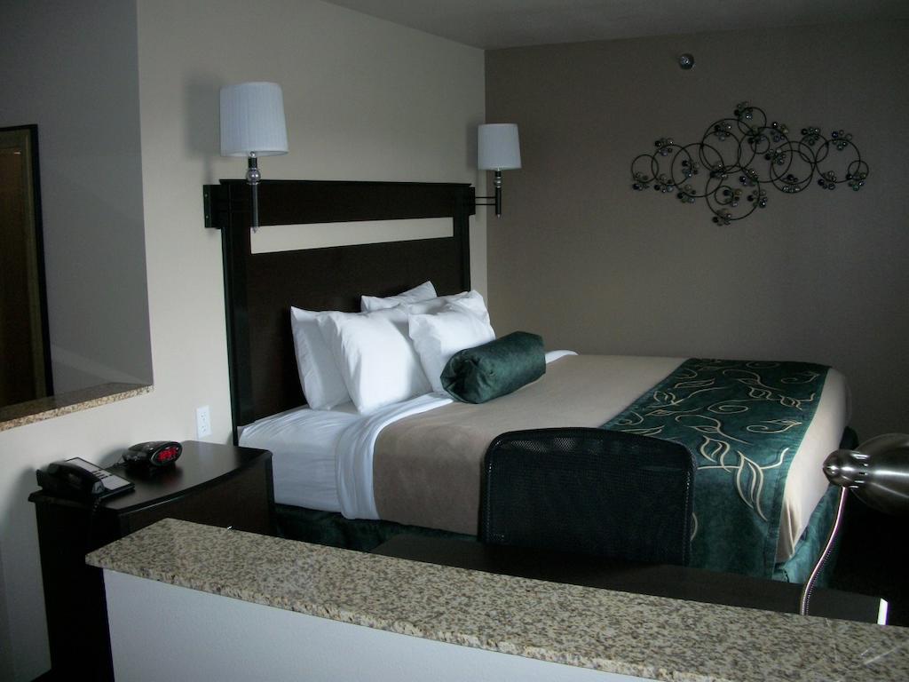 Travelodge By Wyndham Livonia Buitenkant foto