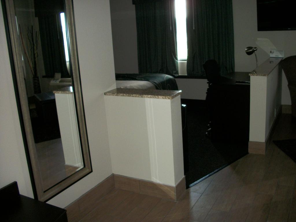 Travelodge By Wyndham Livonia Buitenkant foto