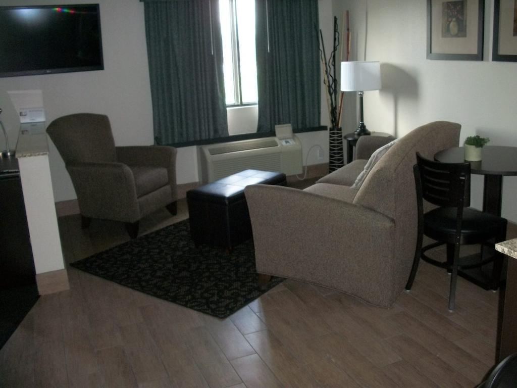 Travelodge By Wyndham Livonia Buitenkant foto
