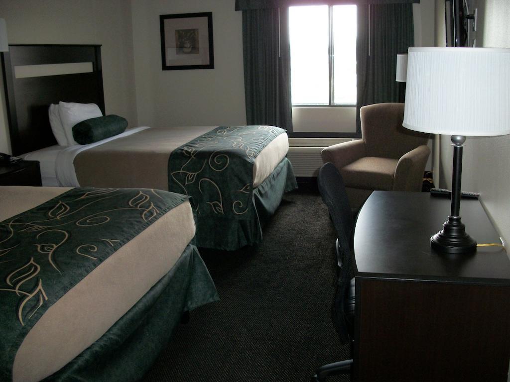 Travelodge By Wyndham Livonia Buitenkant foto