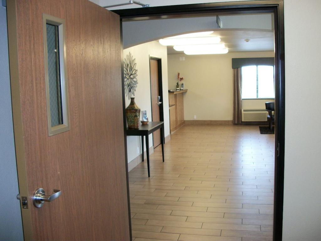 Travelodge By Wyndham Livonia Buitenkant foto