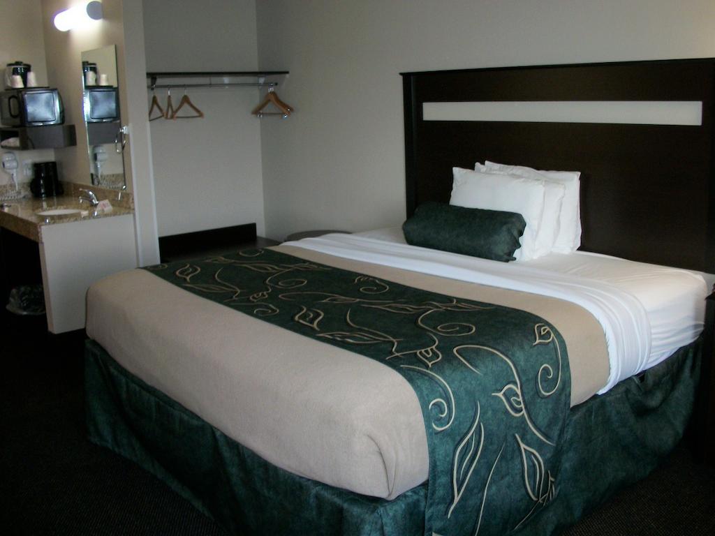 Travelodge By Wyndham Livonia Buitenkant foto
