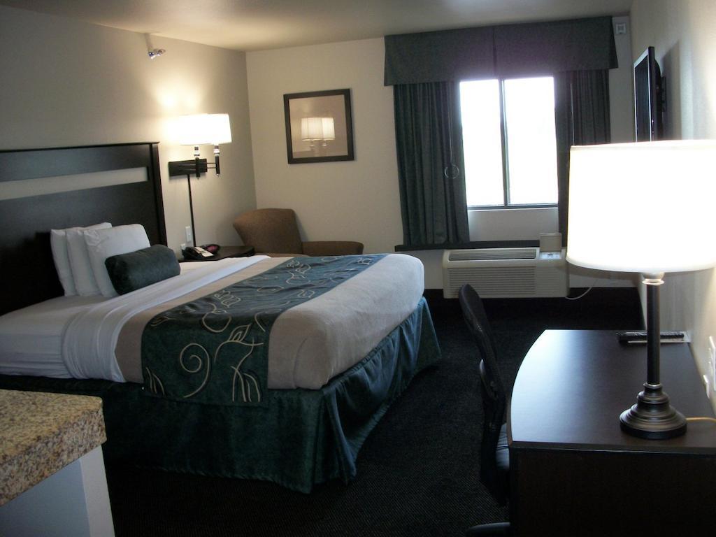 Travelodge By Wyndham Livonia Buitenkant foto