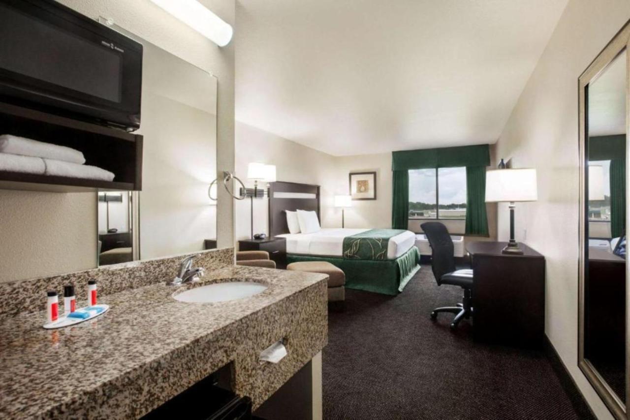 Travelodge By Wyndham Livonia Buitenkant foto