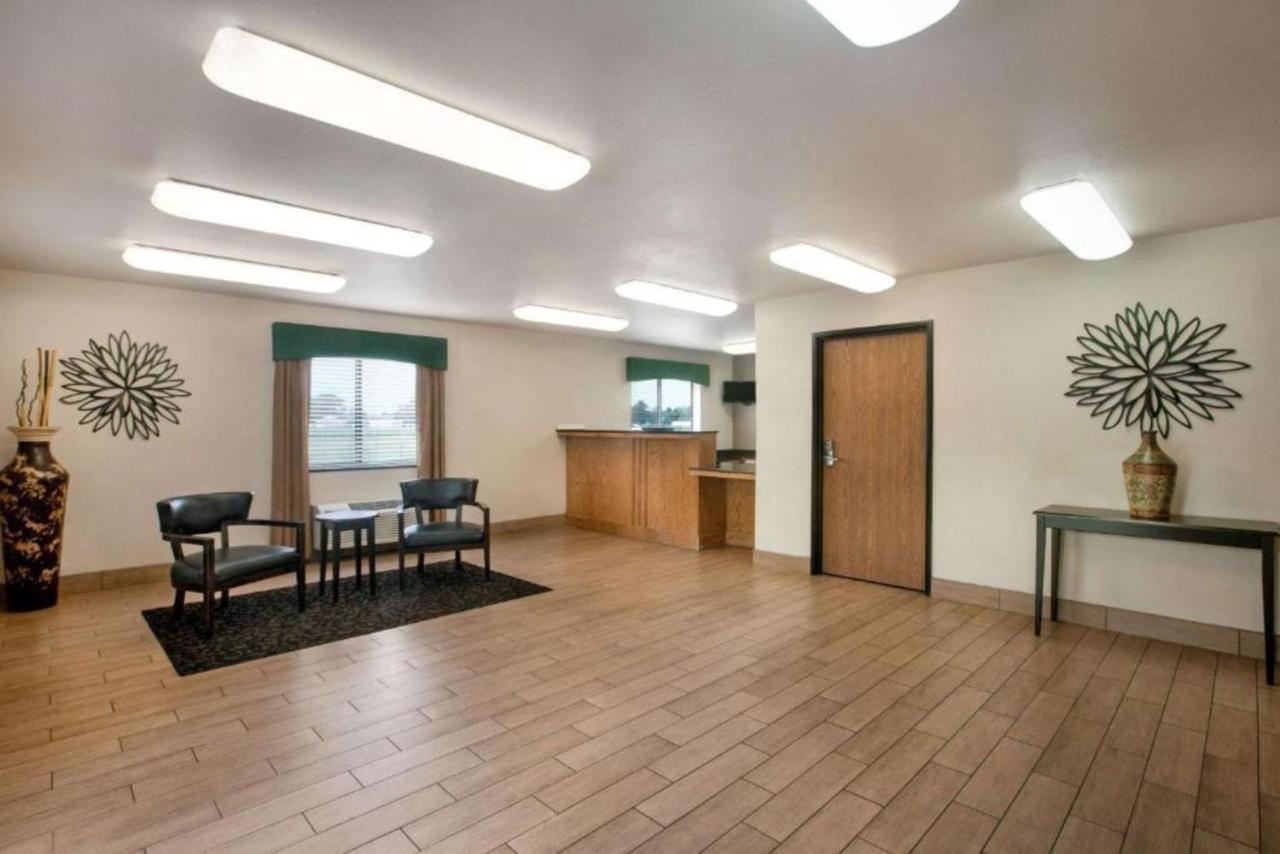 Travelodge By Wyndham Livonia Buitenkant foto