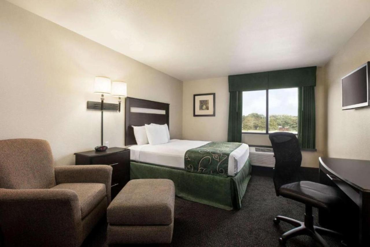 Travelodge By Wyndham Livonia Buitenkant foto