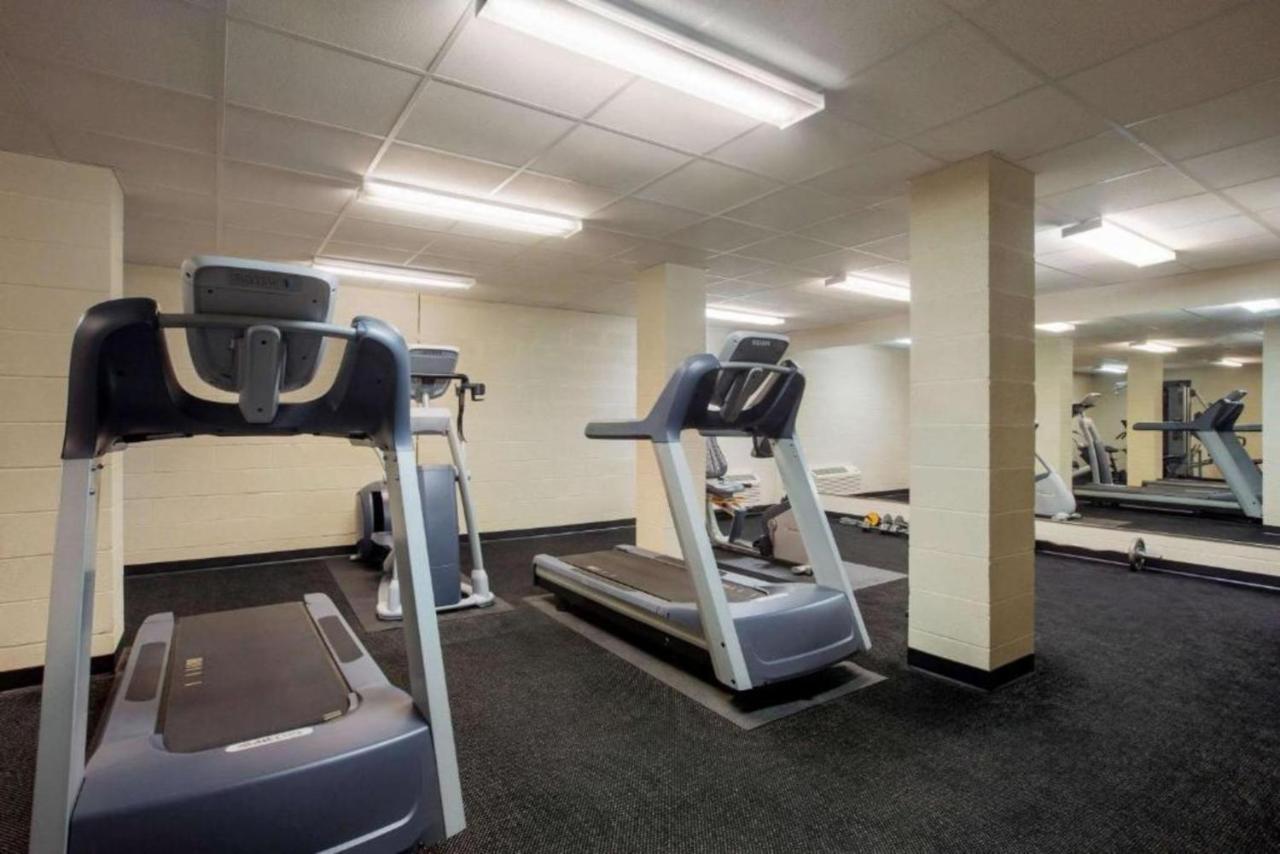 Travelodge By Wyndham Livonia Buitenkant foto